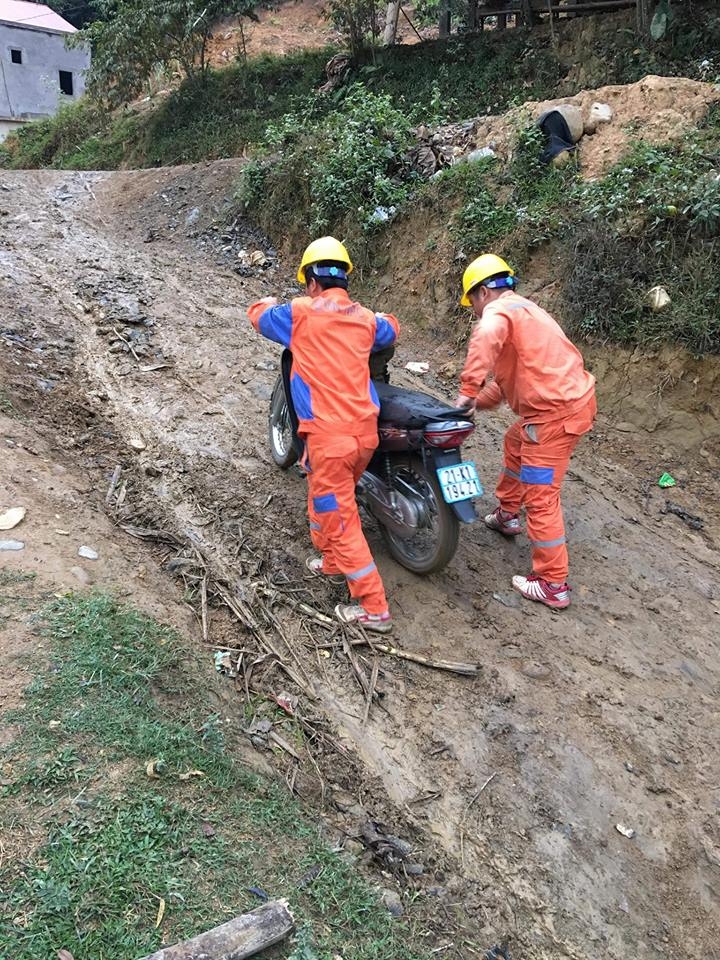 Công ty Điện lực Yên Bái: “Cõng” điện đến Đá Đen