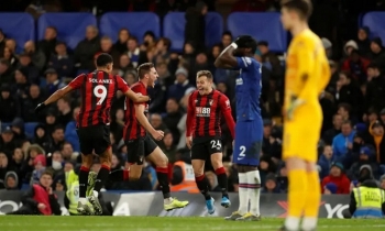 Chelsea thất thủ trên sân nhà vì VAR