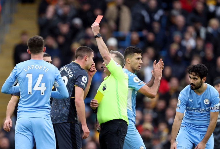 Jimenez nhận thẻ đỏ ngớ ngẩn, Wolves dâng chiến thắng cho Man City - 1