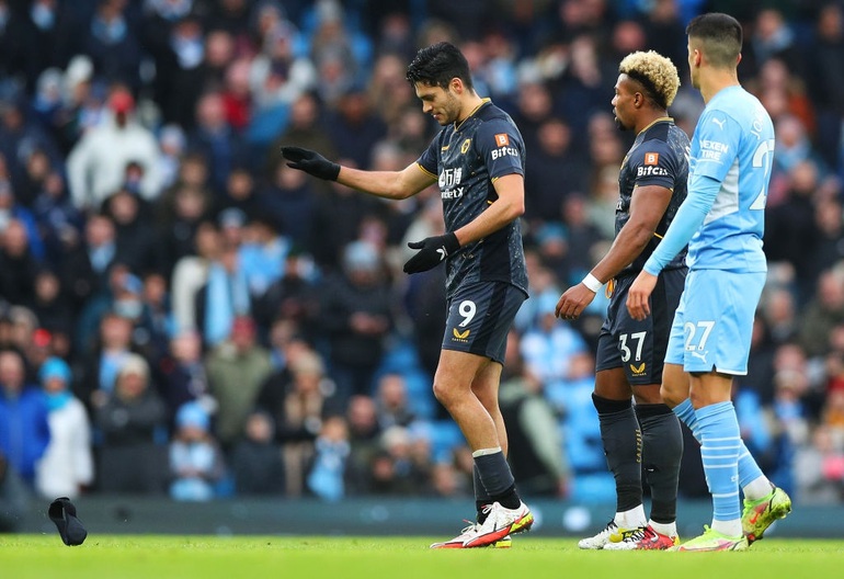 Jimenez nhận thẻ đỏ ngớ ngẩn, Wolves dâng chiến thắng cho Man City - 2