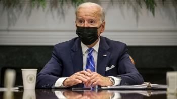 Omicron lan chưa từng thấy, ông Biden cảnh báo "mùa đông chết chóc"