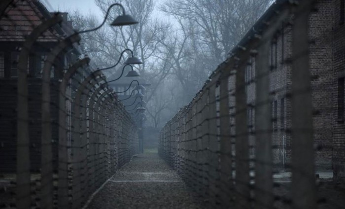 trai tap trung auschwitz dia nguc tran gian phan 2