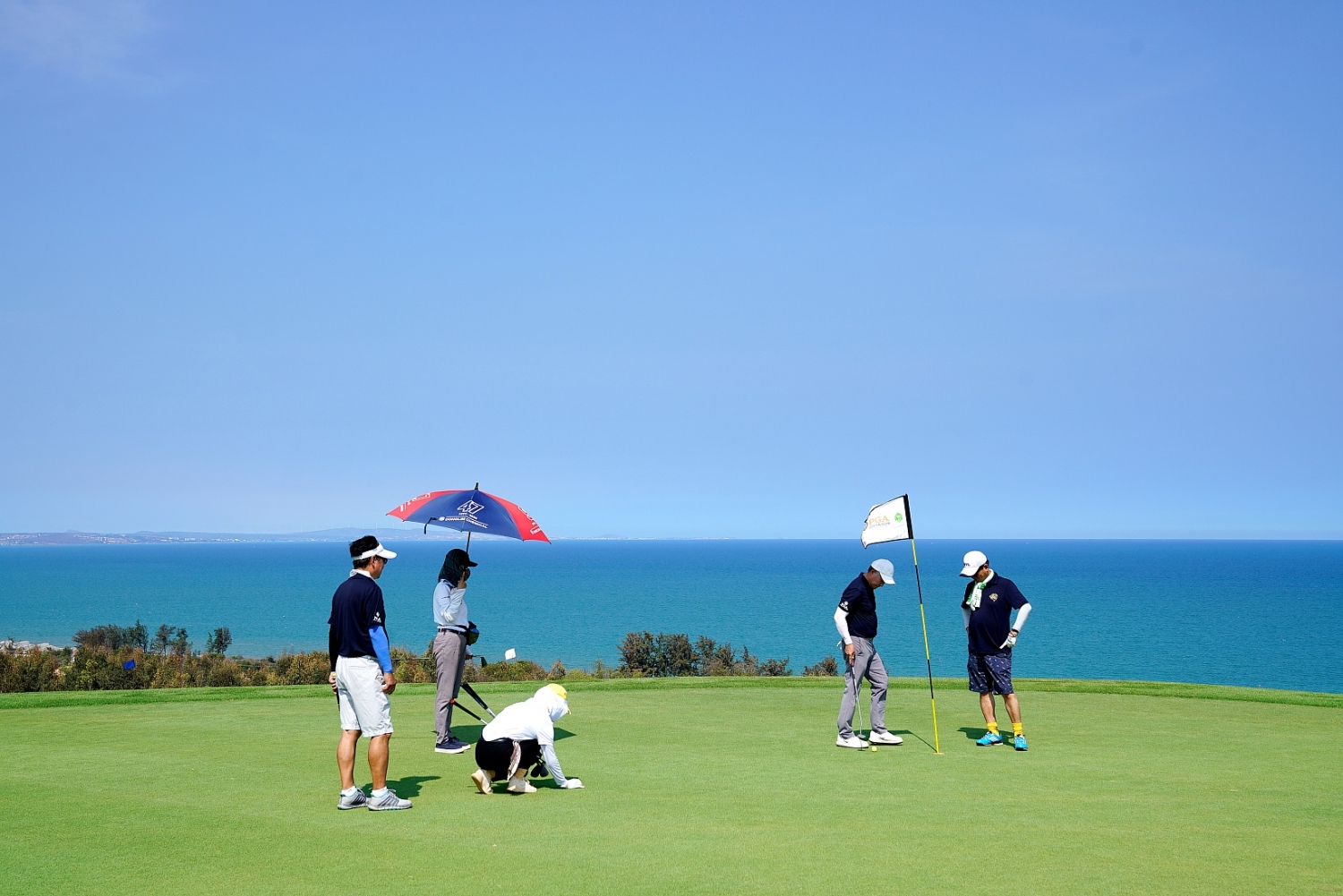 Chủ nhân PGA Golf Villas có thể xem trực tiếp những giải đấu đẳng cấp tại cụm sân golf PGA độc quyền 36 hố. Ảnh sân PGA Ocean tại NovaWorld Phan Thiet