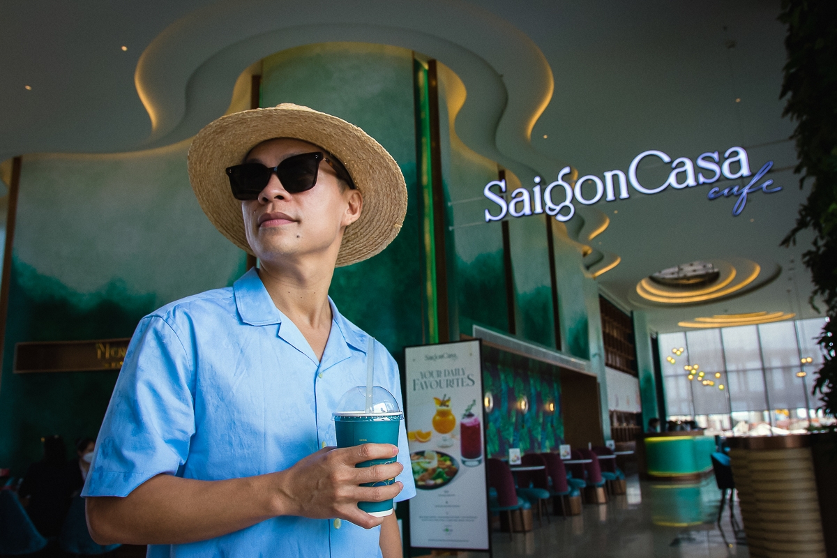Thưởng thức ly Latte của Saigon Casa Ho Tram là cách Adrian Anh Tuan bắt đầu ngày mới khi đến Hồ Tràm