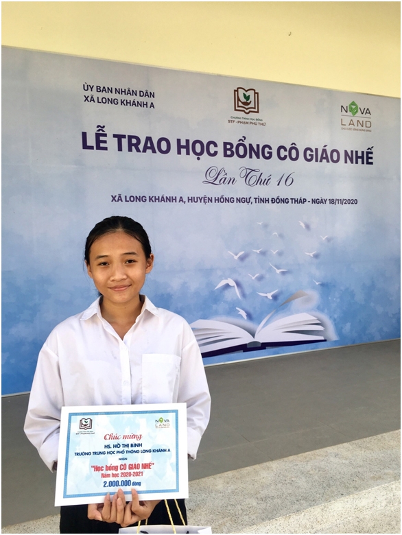 Em Hồ Thị Bình (TrưEm Hồ Thị Bình (Trường THPT Long Khánh A) – một trong hàng trăm học sinh nghèo hiếu học nhận học bổng Cô giáo Nhế.ờng THPT Long Khánh A) - một trong hàng trăm học sinh nghèo hiếu học nhận học bổng Cô giáo Nhế.