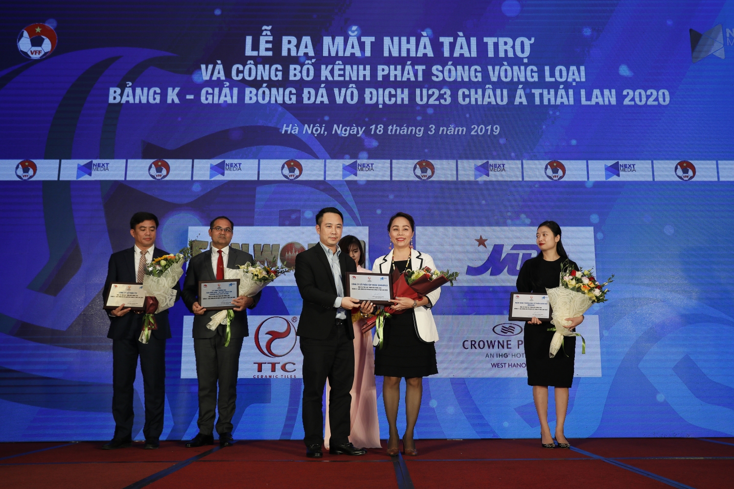 sungroup trao tang 1 ti dong cho cac cau thu doi tuyen u23 viet nam va 500 trieu dong cho vff