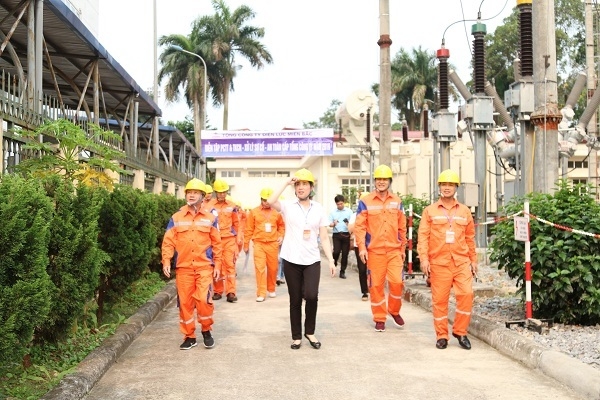 83 tam su chuyen ve nu tuong dau tien cua nganh dien