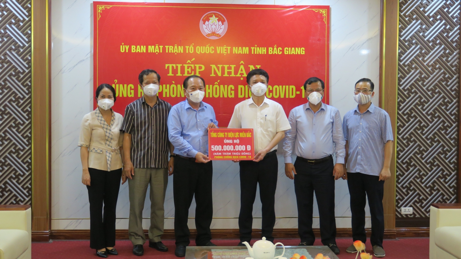EVNNPC ủng hộ 1 tỷ đồng chung tay cùng Bắc Giang, Bắc Ninh phòng chống dịch Covid-19