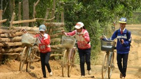 Cái nghèo và câu chuyện đi học bằng đèn pin