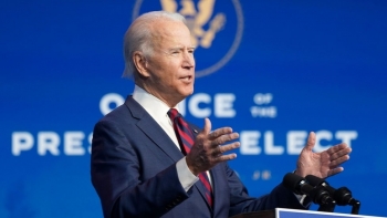 Ông Biden chỉ trích ông Trump vì không ký dự luật cứu trợ