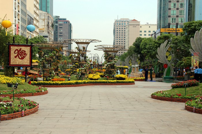 duong hoa nguyen hue ruc ro sac xuan