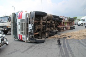 Container lật ngang, cày nát mặt đường