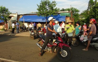 Bị con ngăn giết người, bố tự đâm vào bụng mình đến chết