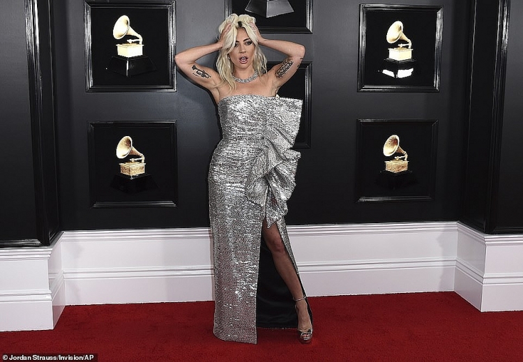 cardi b choi troi tren tham do grammy 61