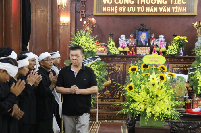 tien dua nghe si han van tinh trong nuoc mat