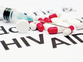 Bác sĩ dùng chung kim tiêm làm bệnh nhân nhiễm HIV?