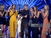 taylor swift nhan 7 de cu grammy 2016