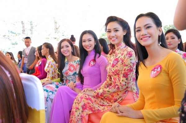 thi sinh khoe dang voi ta ao dai