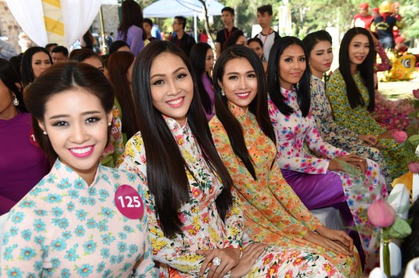 thi sinh khoe dang voi ta ao dai