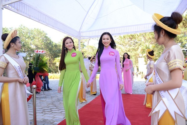 thi sinh khoe dang voi ta ao dai