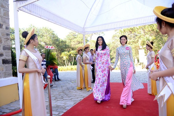 thi sinh khoe dang voi ta ao dai