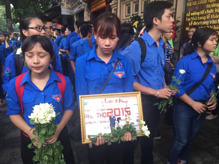 tien dua nghe si han van tinh trong nuoc mat