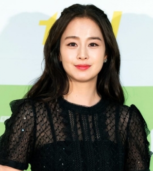 Kim Tae Hee được khen ngày càng mặn mà sau sinh con lần 2