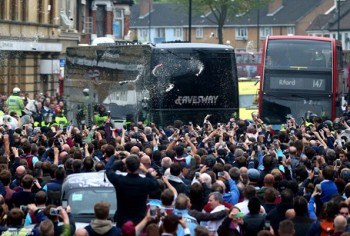 CĐV West Ham tấn công xe bus chở cầu thủ M.U