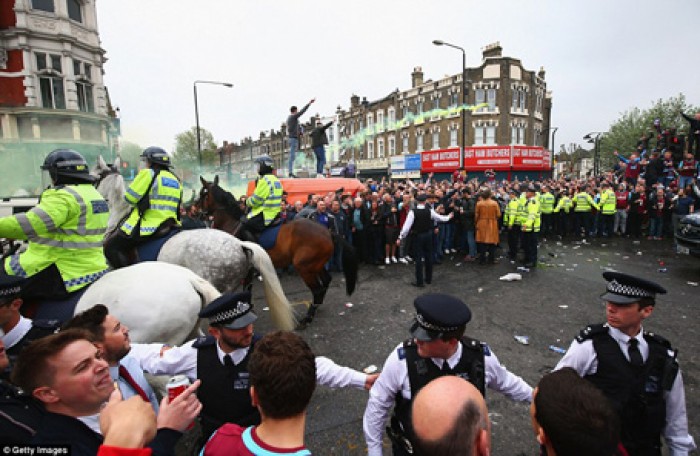 cdv west ham tan cong xe bus cho cau thu mu