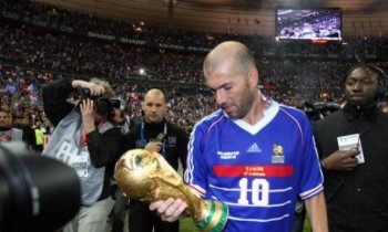Đại gia bỏ 25 tỷ mua áo thi đấu của Zidane