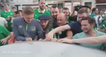 [VIDEO] CĐV Ireland nhét tiền vào xế hộp sau khi ăn mừng quá đà