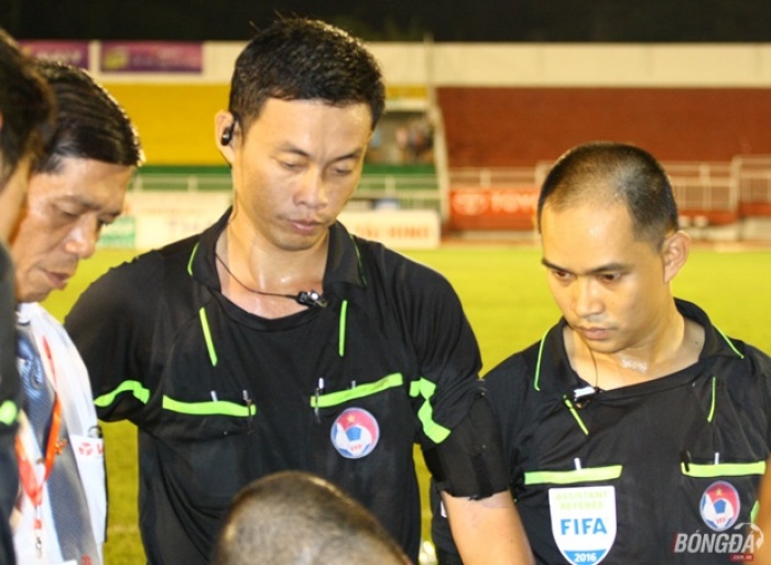 sai gon fc to trong tai lang ma cau thu ngay tren san