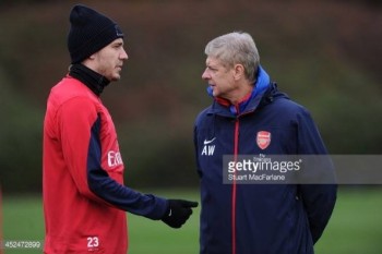 Arsene Wenger nói gì khi đối đầu trò cũ tại League cup?