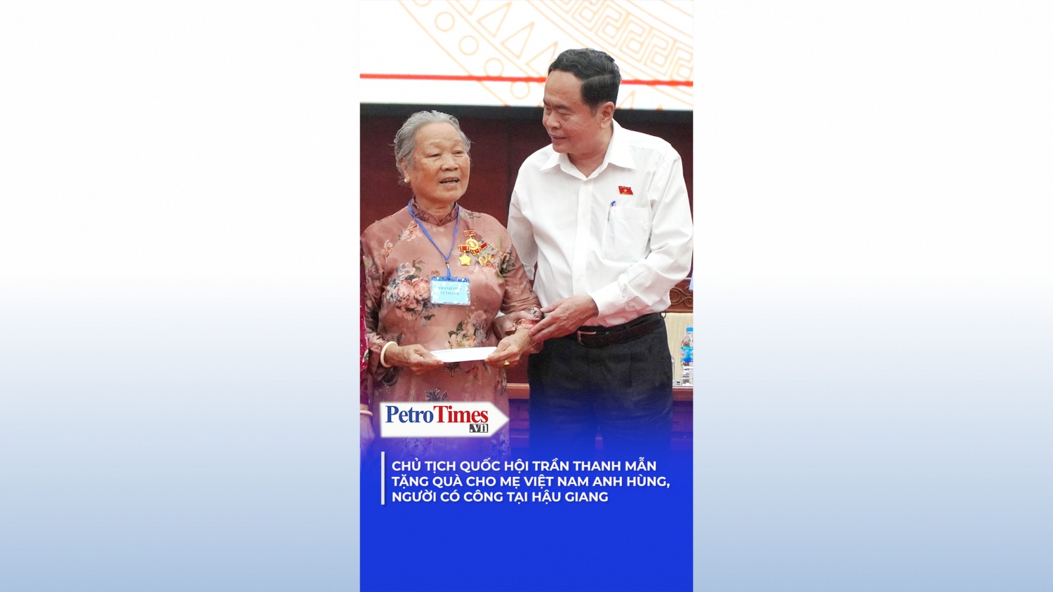Chủ tịch Quốc hội Trần Thanh Mẫn tặng quà cho Mẹ Việt Nam anh hùng, người có công tại Hậu Giang