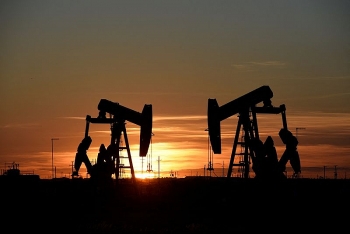 Giá dầu tăng 3% do tiêu thụ nhiên liệu mạnh của Mỹ và triển vọng nguồn cung thắt chặt