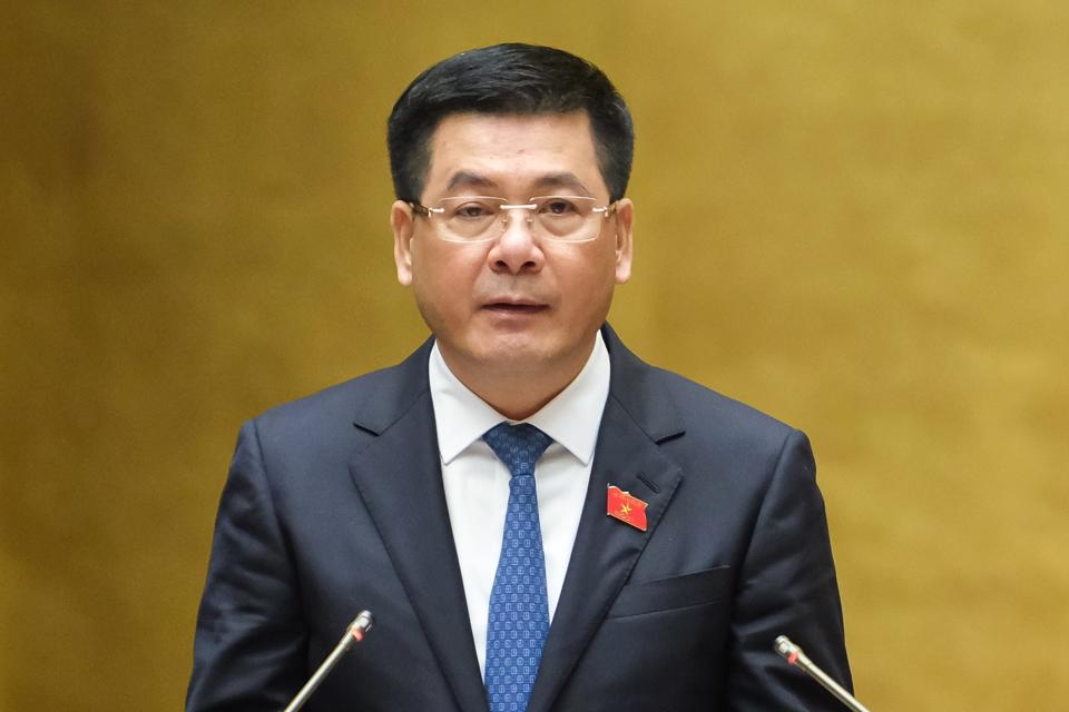 Bộ trưởng Bộ Công Thương Nguyễn Hồng Diên trình bày Tờ trình tại Kỳ họp. Ảnh: Quochoi.vn