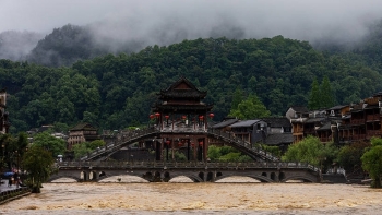 Trung Quốc: Phượng Hoàng cổ trấn ngập lụt nghiêm trọng