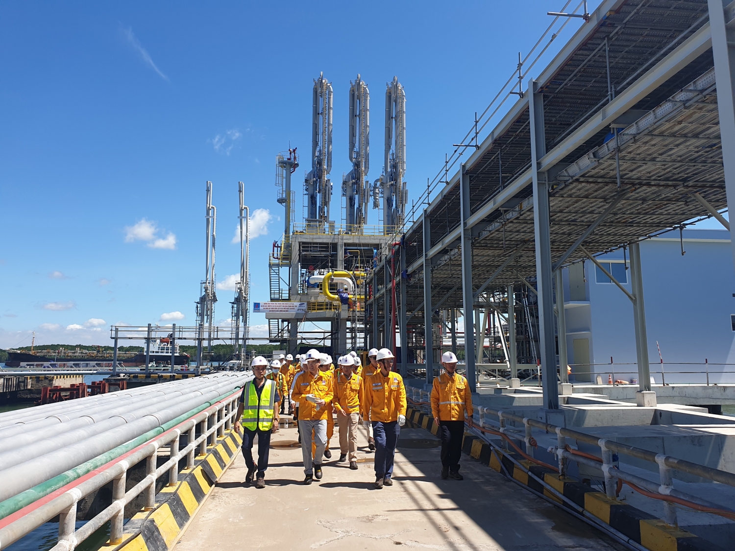 Lãnh đạo PV GAS kiểm tra công trình cảng neo tàu (jetty) trong Dự án vừa hoàn thành Tháng 5/2022