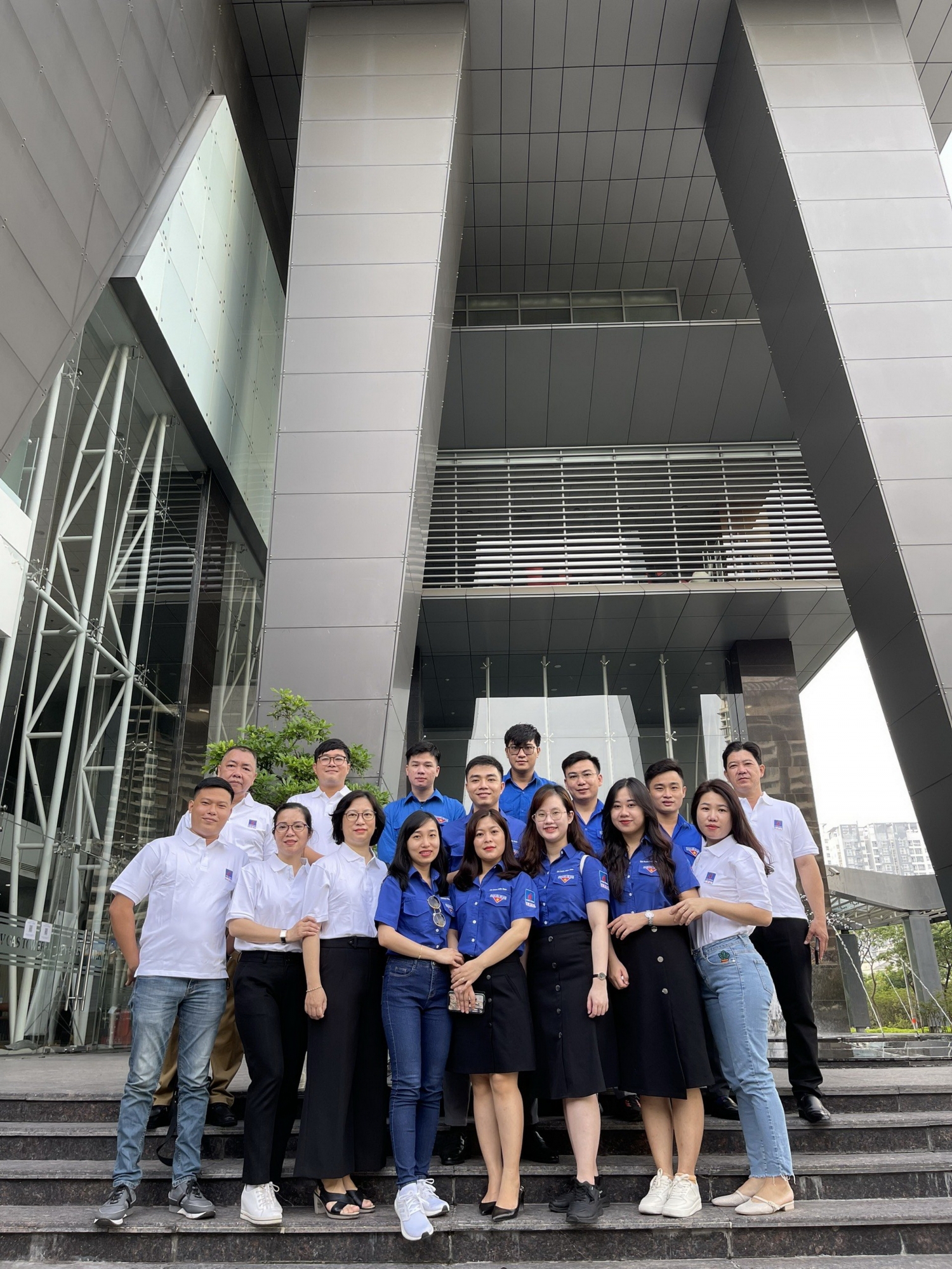 Các đoàn viên và CBCNV Công ty CP Kinh doanh LPG Việt Nam trước giờ khởi hành