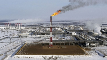 Giá dầu tăng 1% do nguồn cung thắt chặt