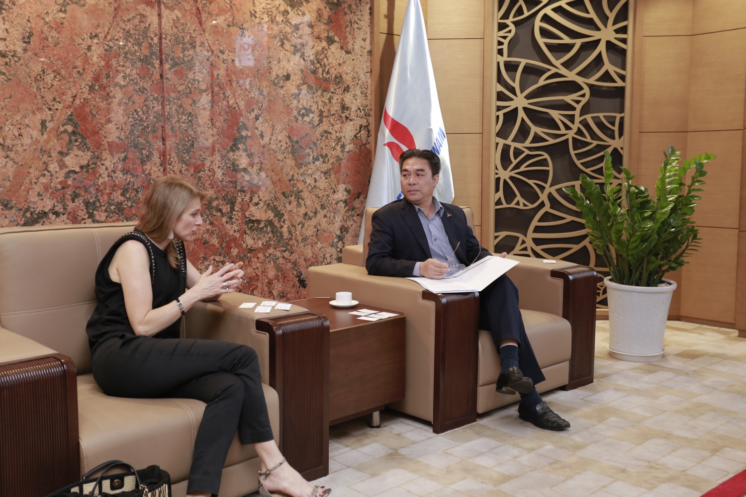 Phó Tổng giám đốc Petrovietnam Phạm Tiến Dũng trao đổi thông tin cùng bà Andrea Della Mattea