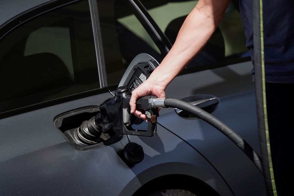 Giá xăng trung bình của Mỹ vượt 5 USD/gallon lần đầu tiên trong lịch sử