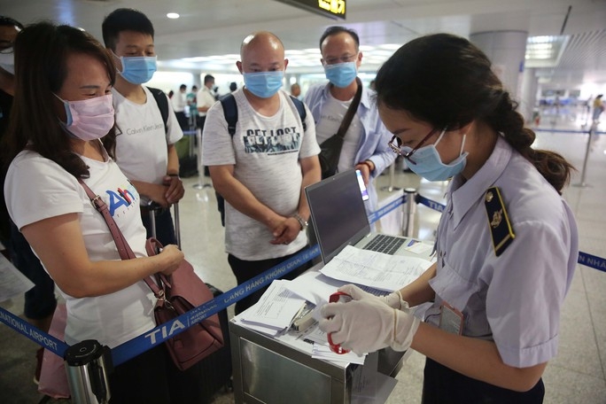 Kiểm dịch nhập cảnh tại sân bay quốc tế Tân Sơn Nhất nhằm tăng cường giám sát phòng ngừa việc lây lan dịch bệnh