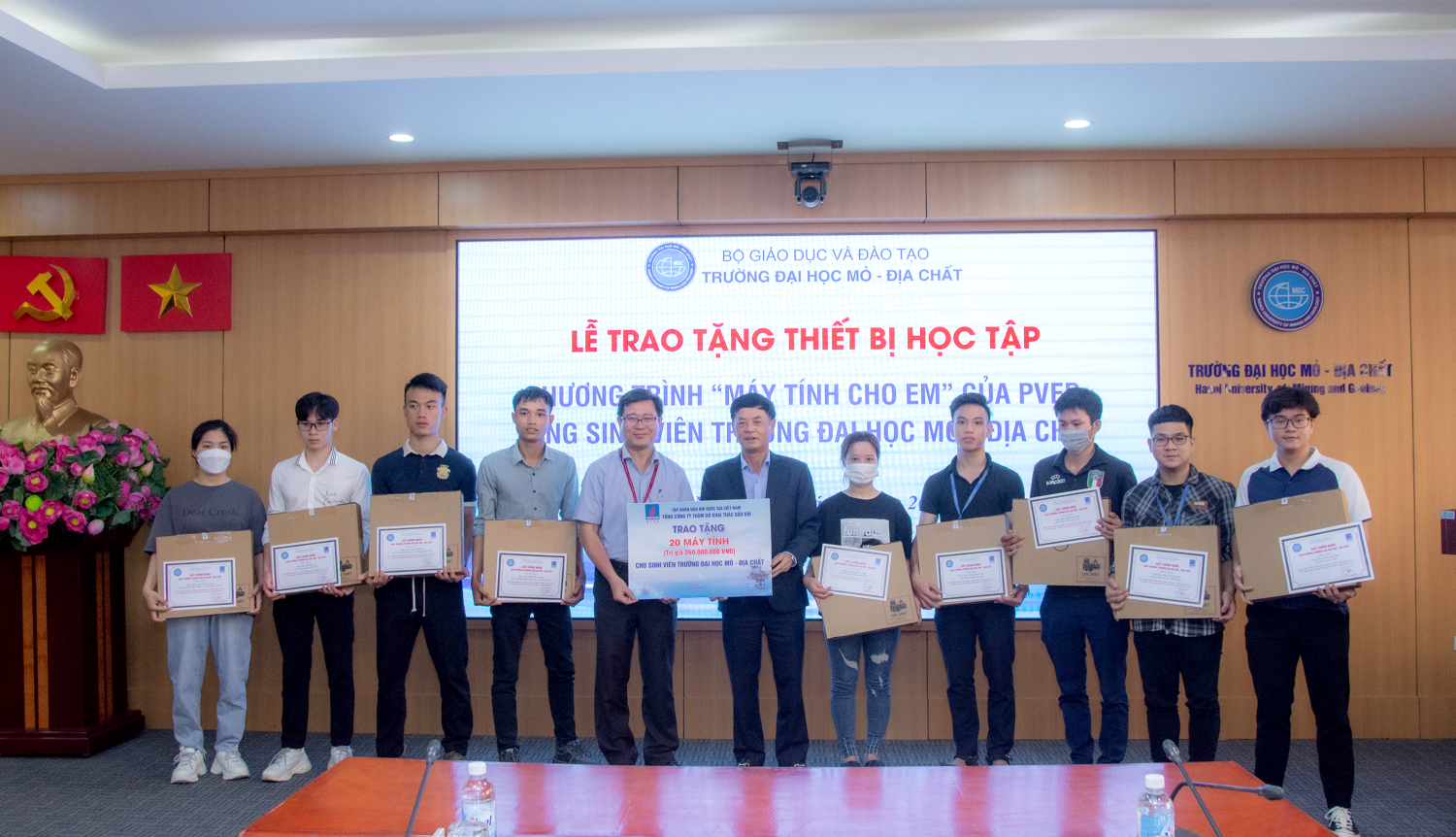 PVEP trao tặng thiết bị học tập cho sinh viên Trường Đại học Mỏ - Địa chất