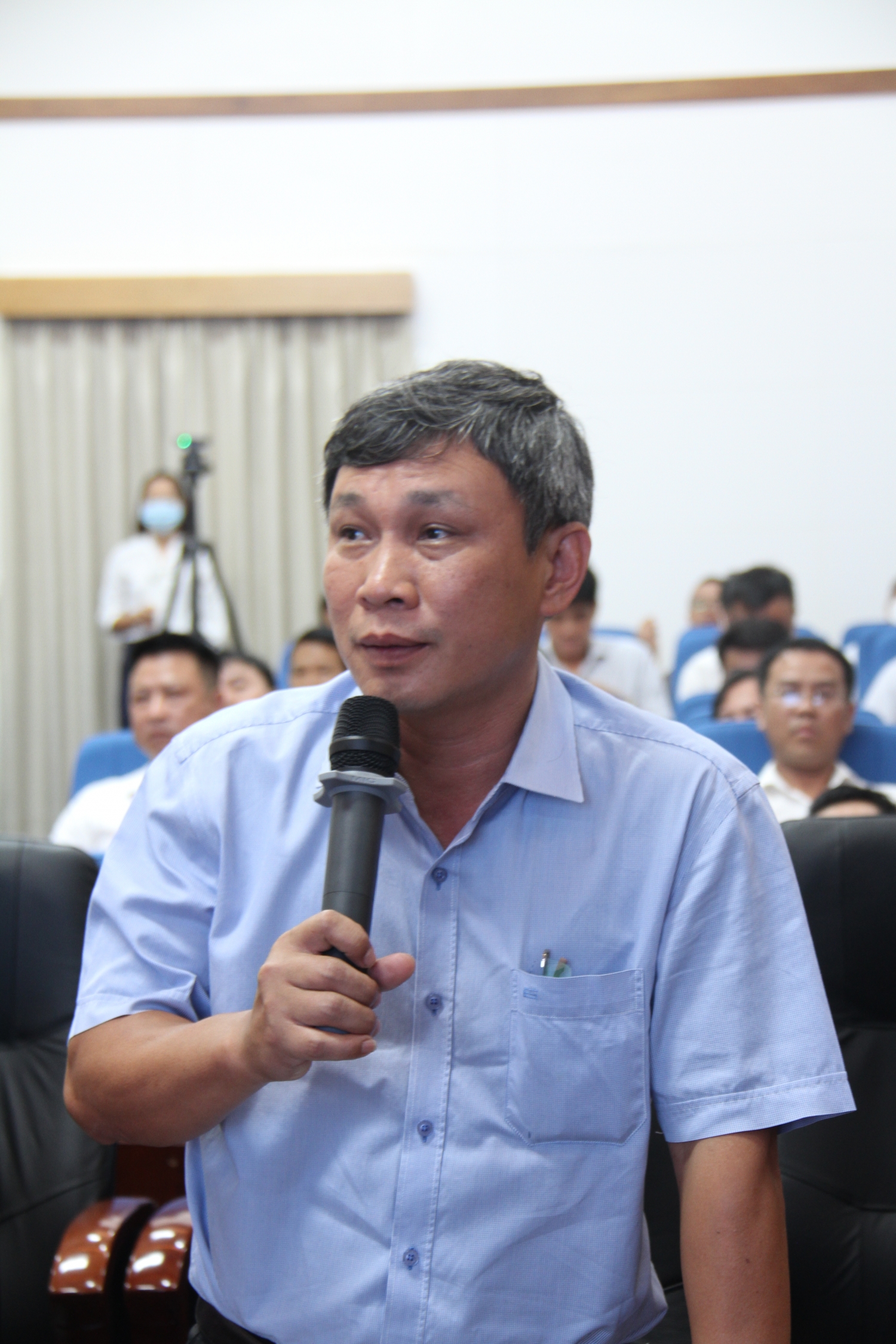 Đồng chí Nguyễn Thanh Tùng, Bí thư Đảng ủy, Giám đốc NT1, đặt câu hỏi với giảng viên hướng dẫn. 