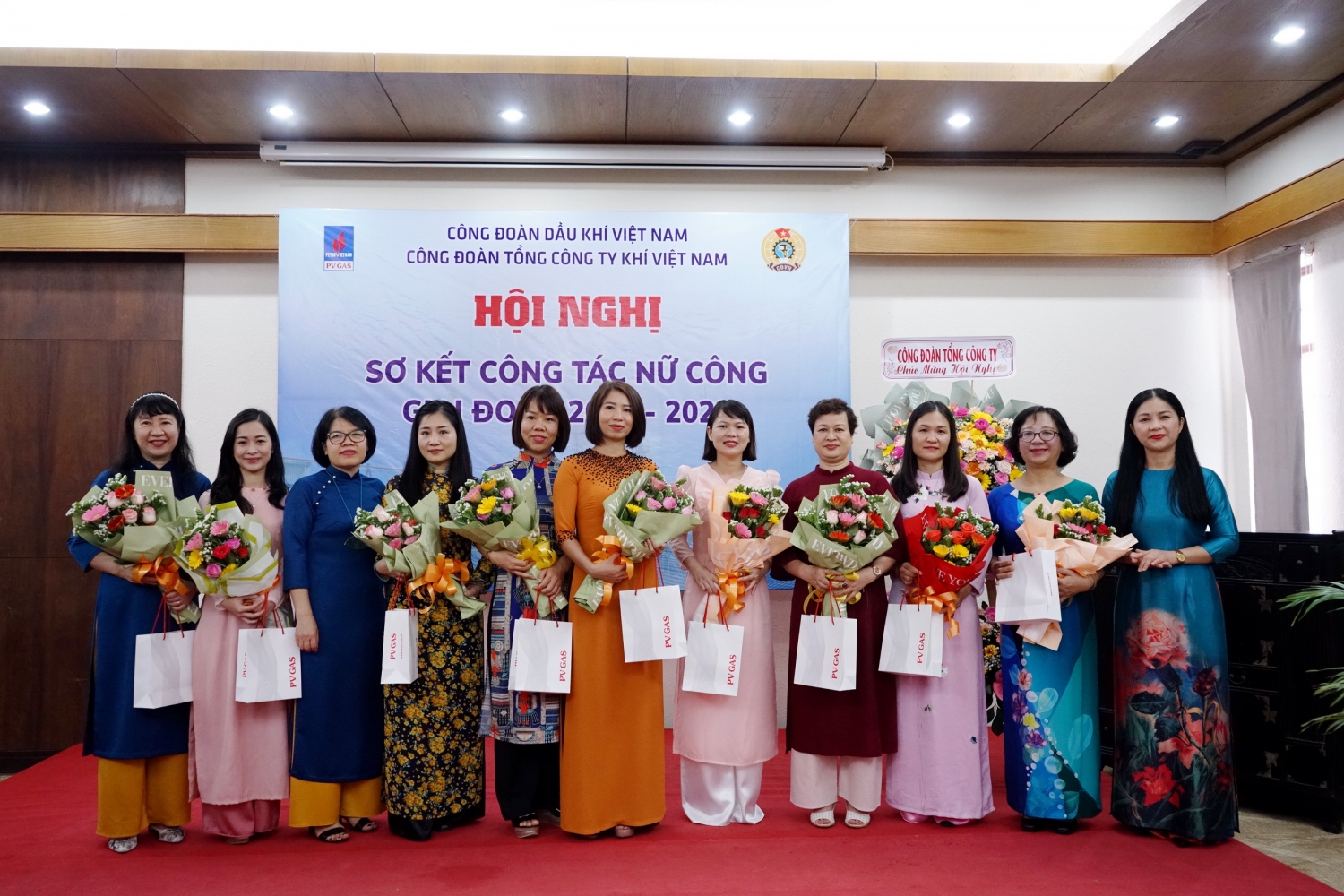 rao quyết định khen thưởng cho các cán bộ nữ công có nhiều thành tích trong Phong trào Nữ công Công đoàn giai đoạn 2017-2022