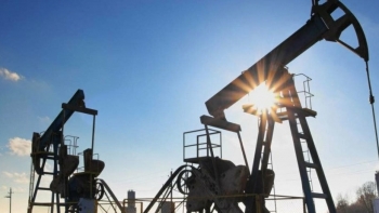 OPEC+ giảm dự báo thặng dư dầu trên thị trường