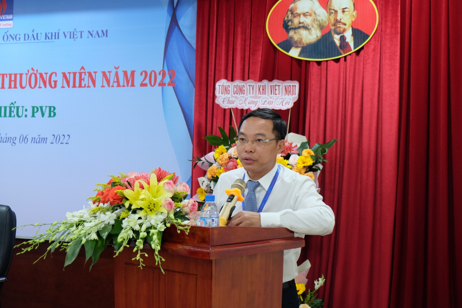  Ông Lê Hồng Hải – Thành viên HĐQT, Giám đốc Công ty trình bày Báo cáo kết quả SXKD năm 2021, kế hoạch SXKD năm 2022.