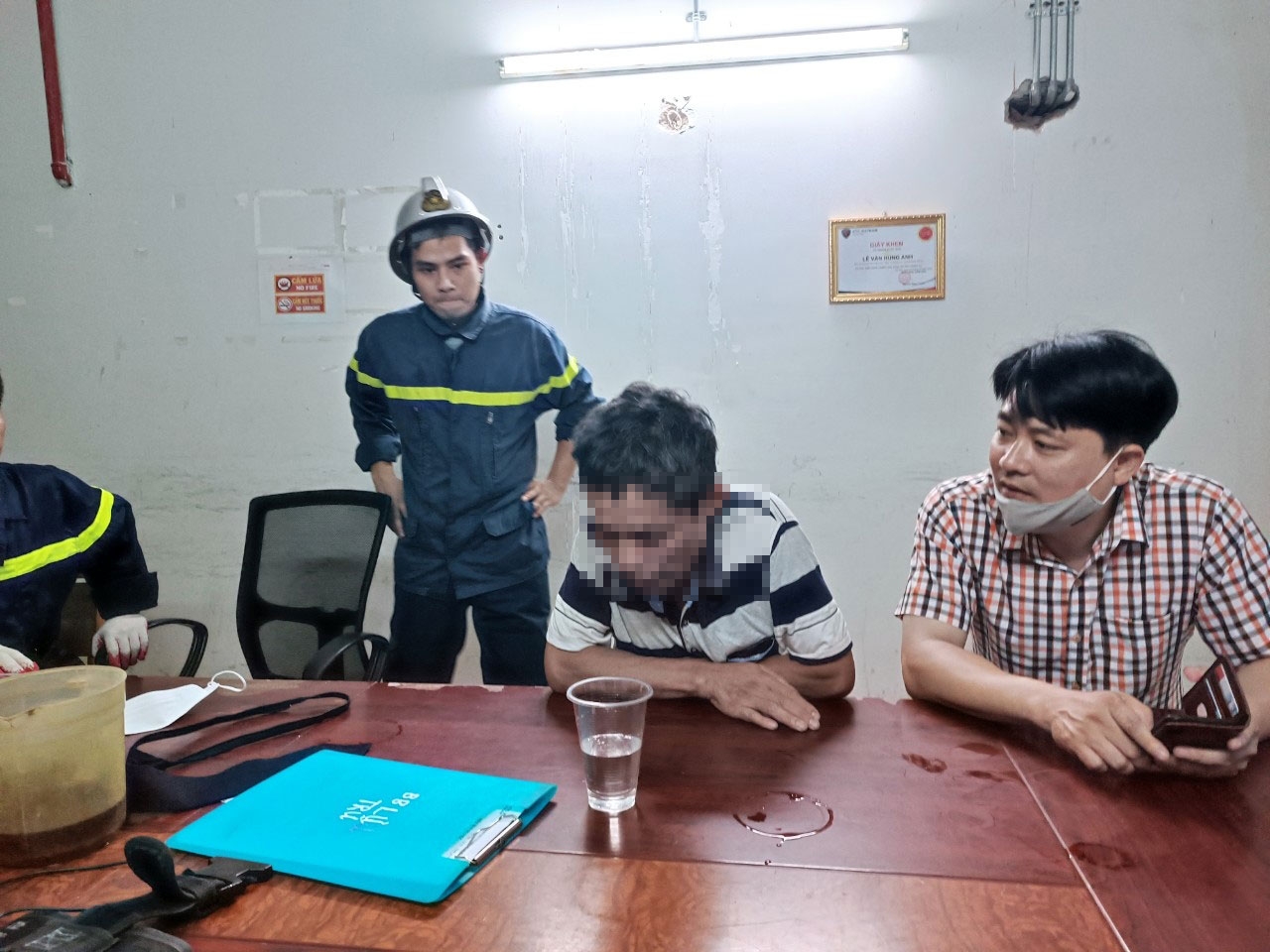 Hà Nội: Giải cứu thành công người đàn ông có ý định tự tử tại tòa chung cư R2, KĐT Goldmark City Phú Diễn