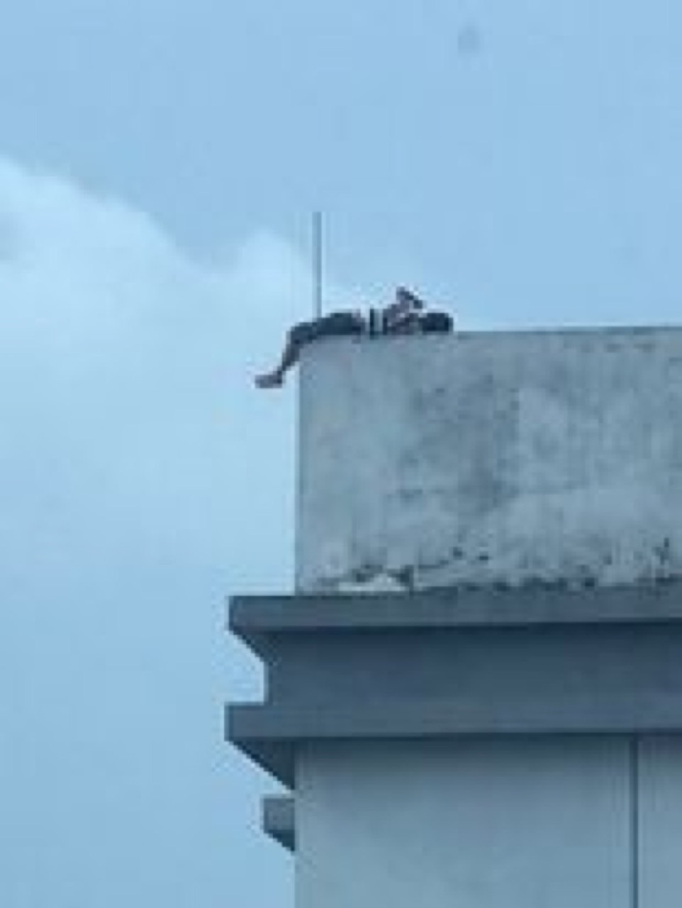 Hà Nội: Giải cứu thành công người đàn ông có ý định tự tử tại tòa R2, KĐT Goldmark City Phú Diễn